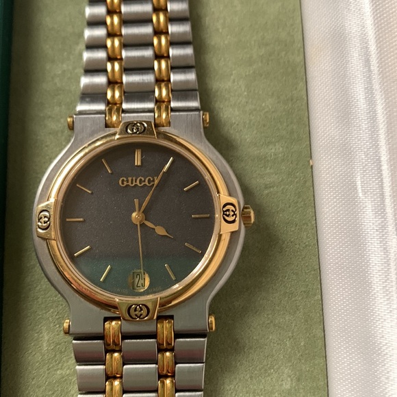 Gorgeous vintage Gucci watch. Feels like butter when on wrist! Make offer! - Picture 5 of 8
